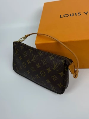 Louis Vuitton Pochettr Accesories  - Super fin vintage pochette. Canvas i ny skick samt läder med lite tecken på användning. Interiören som ny. Kommer med dustbag. Pris 5290kr finns att köpa via våran hemsida, Fashionels.com 