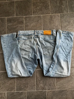 Jack & Jones Jeans - Tja! Säljer nu mina Jack & Jones jeans i modellen Chris! Storleken är w30/32 och skicket är bra! Nypris ligger på ca 700kr! Vid frågor eller funderingar är det bara att höra av sig!