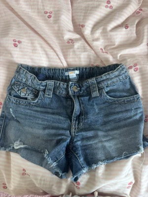 Blå jeansshorts från Gina trickot  - Säljer ett par blå jeansshorts från Gina trickot. Storlek 170, pris kan diskuteras 