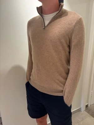 Cashemere halvzip  - Hej! Säljer nu min Cashemere halvzip från det franska märket Galeries Lafayette! Modellen är 183 cm lång nypris 1300kr! Cashmere tröjan är i väldigt bra skick och har endast använts ett fåtal gånger vid fina sammanhang! 