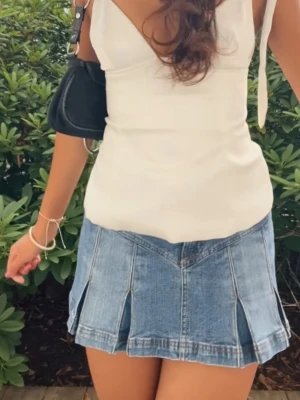 Kort jeanskjol med plisserade detaljer - Auktioneras ut på Plick live 13/08 kl 18:00💛