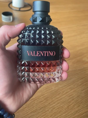 Valentino born in Roma coral fantasy 100ml - Säljer en parfym från valentino. Ca 80 ml kvar därav priset.  Perfekt för dig som gillar exklusiva dofter och snygg design. Kom gärna med bud och frågor!