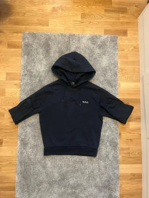 A.P.C hoodie  - Tja!,säljer nu denna riktigt feta apc hoodien som är i storlek XS och i passformen boxy.Finns än liten fläck på baksidan av ett snöre annars så är den i topp skick😁