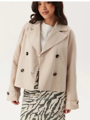 Beige trenchcoat från Pieces  - Säljer en supersnygg beige trenchcoat från Pieces, storlek S🤗Den är i mycket bra skick och knappt använd💞💞