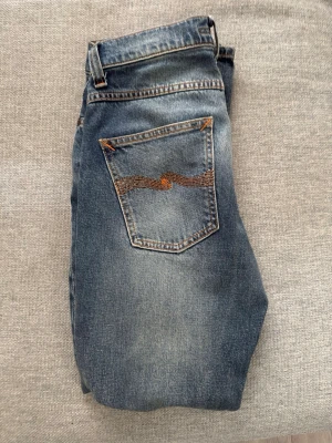 Nudie Jeans - Grim Tim - Ett par nudie jeans i modellen grim tim, W31 L32. Lite för stora för mig i midjan. (182 70KG)