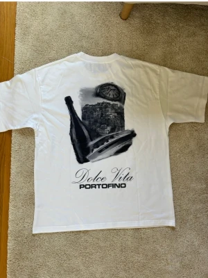 Notre sucess t-shirt - Hej 👋 säljer denna populära t-Shirten från notre sucess  den är knappt använd och har inga defekter. Jag har kvar de saker man fick vid köp och allt ingår