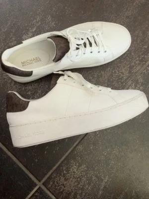Vita sneakers  - Säljer mina vita sneakers från Michael Kors. Säljer dom för att dom inte används längre. Pris kan diskuteras💗