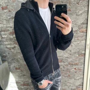 Herno Cardigan  - Mycket fint skick, inga defekter. Sjukt snygg och ovanlig! Storlek  46/S passar dig som är  180cm ungefär. Nypris ca 5000kr. Modellen är 185 cm, 79 kg. Självklart äkta - Kolla bara recensionerna! Passar bra nu till vintern. Skriv för mer information!🤝