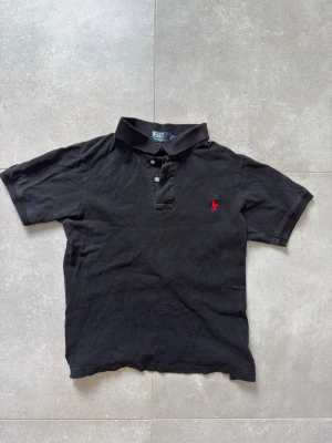 Ralph lauren pike - Säljer en schysst Ralph lauren pike, den är storlek M o i hyfsat skick(lite smutsig) hör av er vid funderingar🤩📦