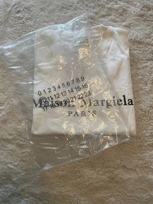 Maison Margiel t-shirt - • Storlek S • Helt ny, aldrig använd • Snabb frakt 📦 • Pris kan diskuteras vid snabb affär  Skriv gärna vid frågor eller om du är intresserad!