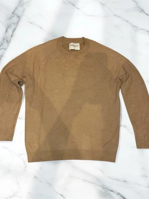 En beige stickad Långärmad tröja 👕  - En riktigt fin sticka långärmad tröja ifrån These Glory Days 👍Den är riktigt skön att ha på sig🙏 Priset är ej hugget i sten så kom med bud🤝
