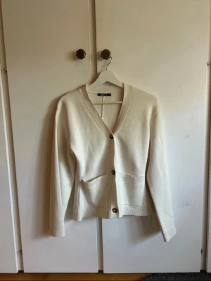Vit kofta från Gina Tricot - Säljer denna söta vita koftan från Gina Tricot då den är förliten för mig. Den är helt ny och oanvänd endast prislappen som är borta