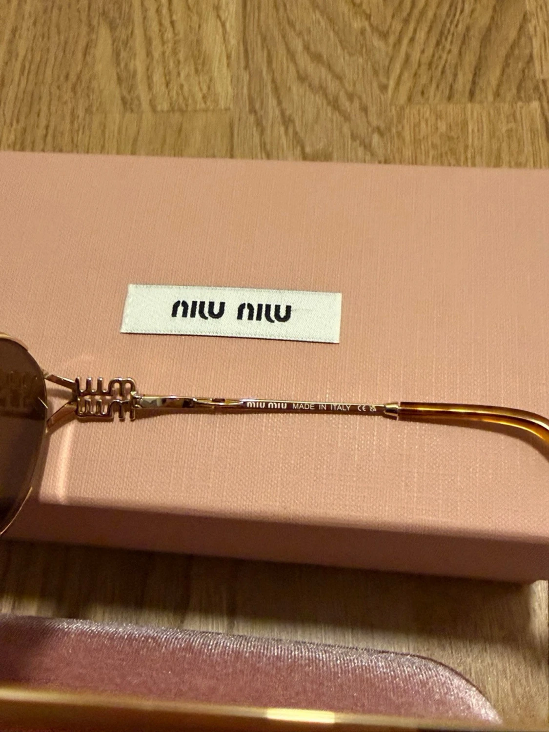 Runda solglasögon från Miu Miu - 1