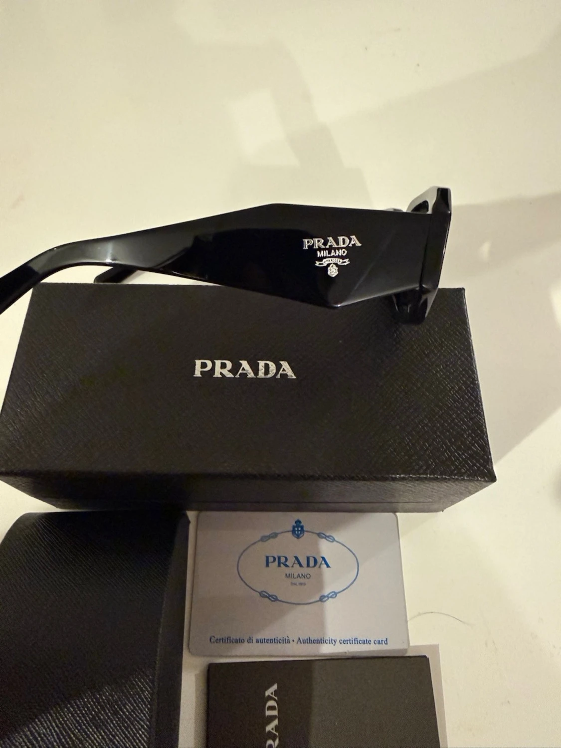 Svarta solglasögon från Prada - 2