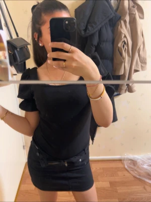 Svart jeans kjol - Svart jeans kjol, använd nån gång men blivit för liten för mig