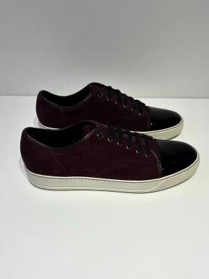 Lanvin DBB1 Patent Captoe Sneaker - Skick: 9/10, sjukt bra skick utan några defekter, både mockan och glansen är ui nyskick | Ingår: Skorna | Nypris + - 5000 sek | Sjukt stilrena och perfekta nu till våren och sommaren! | Hör gärna av dig om du har några frågor! 🍾🍾