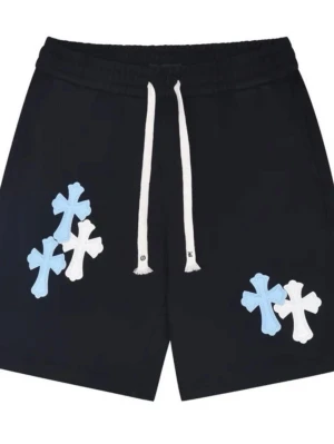 Svarta shorts med korsdetaljer - Svarta shorts med vita och ljusblå korsapplikationer på framsidan. Shortsen har resårmidja och vita snören för justering. Perfekta för en avslappnad och trendig stil.