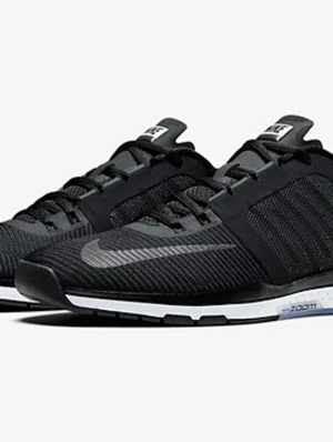 44.5 Nike Zoom Trainer gymskor/löparskor - Svarta gymskor/ löparskor från Nike med ventilerande mesh-ovandel, klassisk snörning och vit sula med Zoom-dämpning. Skorna har en stilren design med diskret Nike-logga på sidan och passar perfekt för träning och sport.