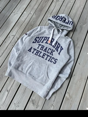 Superdry hoodie grå blå - Superdry hoodie gott skick inga skavanker utan bara använd. Size s men passar xs.