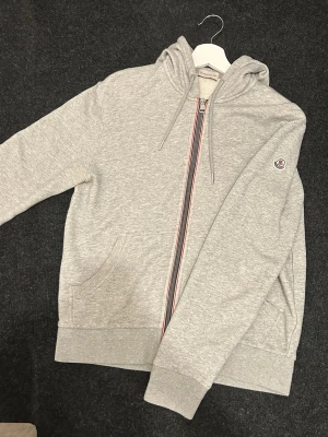 Moncler hoodie  - Äkta moncler hoodie. Storlek L men passar en liten M-S. Kolla även in mina andra annonser.