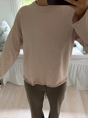 Ljusrosa stickad ifrån HM - Super gullig ljusrosa stickad tröja med krage o lite uppvikda ärmar!! Jätteskönt material
