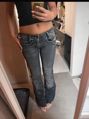 Mörkgrå low waist jeans med bootcut - Mörkgrå low waist jeans med bootcut  Snygga mörkgrå low waist jeans med bootcut och rå kant nedtill. Superfin passform som ger långa ben och passar perfekt med klackar eller sneakers. I fint skick! 🩶