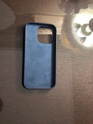 Mörkblått mobilskal - Snyggt och stilrent mörkblått mobilskal med matt finish. Skalet är tillverkat i tålig plast och har en rektangulär form med rundade hörn samt en stor öppning för kameran. Perfekt för dig som vill ha ett enkelt och skyddande skal till mobilen. Inuti i mobilen finns ett skönt material som håller mobilen säker 