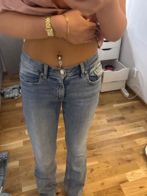 Ljusblå bootcut jeans från gina tricot - Snygga ljusblåa jeans med en litn fläck vid fickan på framsidan 