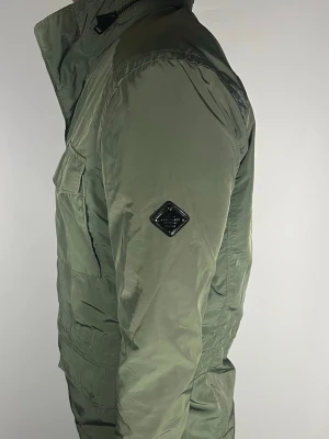 J.Lindeberg field jacket - 👕 Plagg: field jacket                                                          📏 Storlek: M                                                             🏷️ Märke/Modell: J.Lindeberg                                                ✨ Skick: Fint skick                                                        💬 Vid frågor är det bara att skriva!                                                                                          🛍️ Gramenti