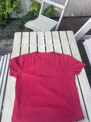 Röd Polo Ralph Lauren T-shirt | Storlek M - Klassisk röd t-shirt från Polo Ralph Lauren i storlek M. Mjuk och skön bomull, bra begagnat skick. 