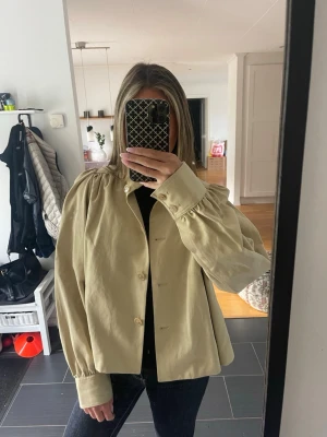 H&M beige jacka med puffärm - Fin jacka från H&M i storlek S