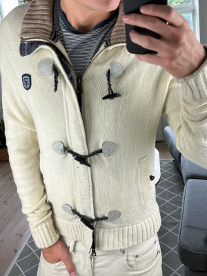 Cardigan Sticlad Beige Unik - Väldigt unik och super snygg, perfekt nu under sommarkvällarna! Mått: A:56 B:46 C:45 D:64 (cm) Skriv vid fundering 😇🙌