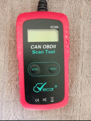  OBDII Scan Tool VC300. Viecar CAN - Säljer en svart och röd CAN OBDII Scan Tool från Viecar, modell VC300. Verktyget har en LCD-skärm och två knappar (Enter och Scroll) för enkel navigering. Perfekt för att läsa av felkoder i bilen. Kompakt och smidig design i plast.