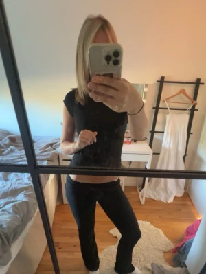 Svarta bootcut leggings - Ser bättre ut i verkligheten🙏!  Jag står inte för frakt, tar gärna emot bud under det satta priset för kompromiss!💗   Allt jag säljer är i stort sätt i nytt skick för ett lägre pris, kolla in resten av mina artiklar i min profil!
