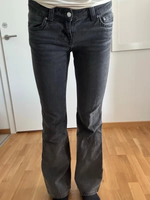 Mörkgråa bootcut jeans från Gina Tricot - Säljer mina fina Mörkgråa bootcut jeans från Gina Tricot för att dem börjar bli försmå. Köptes typ 2024 men har tagits väl hand om. Inga slitningar längst nedre kanten och skickas nytvättade💗