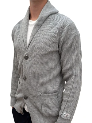 Peak performance kofta - En mycket stilren kofta från Peak performance i storlek M. Modellen är 186 cm och tröjan är i mycket fint skick. Passar perfekt till kyligare dagar. Hör av dig vid frågor :) 