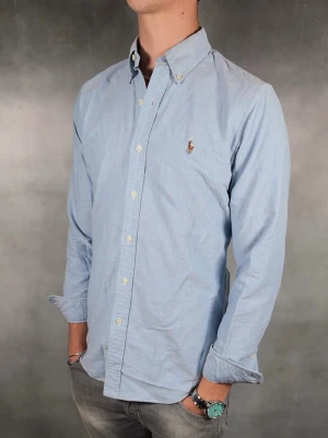 Ralph Lauren skjorta  - Ralph Lauren skjorta (Custom fit) • Storlek: S • Skick: 9/10 – fint skick utan skavanker • Inkluderas: Endast skjorta • Nypris: Ca 2000kr • Passform: Sitter normalt • Modellen på bilden är 180 cm lång, väger 65 kg •