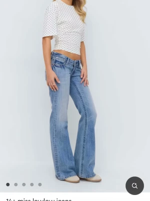Blå bootcut jeans med slitning - Snygga blå bootcut jeans med låg midja och vida ben i storlek xs. Från Gina Young 14+ helt oanvända, säljer för dem ej passade. Helt slutsålda