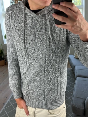 Grovsticlad Hoodie Grå - Super snygg och trendig! Inga defekter. Mått: A:52 B:45 C:42 D:65 (cm) Skriv vid fundering 😇🙌