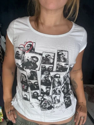 Y2K graphic tee – vit - Supercool vit Y2K-topp med svartvit fotocollage, paljettdetaljer och söta små knappar 🤍🖤 Perfekt för en Y2K/2000-talslook! ✨  🤎 BUDAS UT PÅ LIVE! 🤎 Denna topp kommer att budas ut på min Plick Live 25 augusti kl. 19:00! 🛍️✨
