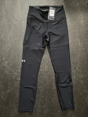 Leggings Under armor (small) - Svarta ankle leggings från Under Armour med hög midja och kompressionseffekt.  Stl S                   Helt ny Nypris (599)