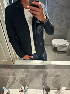 Mörkblå fieldjacket  - Riktigt snygg marinblå fieldjacket nu till hösten. Rikligt bra passform och material med kavlité. Jag på bilden är 188cm och bär en S vilket är aningen litet. Hör av er vid fler frågor;)