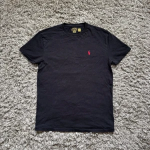 Ralph lauren t shirt - Säljer denna feta RL t shirten i mycket fint skick!🌟 NYPRIS = 1999! // Äkthet går att verifieras med koden, köpt i butik!🙌 Hör gärna av er om ni har funderingar!👏