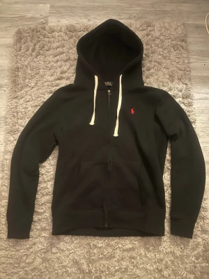 Polo Ralph Lauren zip hoodie  - Polo Ralph Lauren zip hoodie i bra skick. Dragkedjan har tidigare varit lös men är åtgärdad och fungerar som den ska. Säljs då den inte kommer till användning.