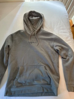 Grå Hollister hoodie - Skick - 9/10, använd ett få antal gånger. Storlek - M (normal i storlek).