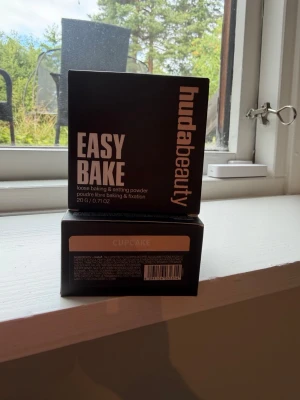 Huda Beauty Easy Bake Cupcake puder 2-Pack  - 2-Pack helt nya Innehåller 20g. Båda för 319kr