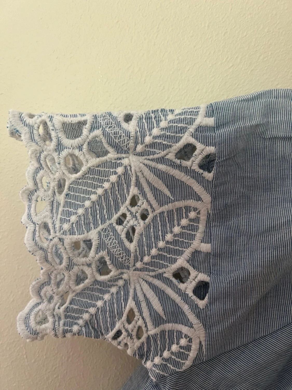 Blå offshoulder topp med spetsdetaljer - 2