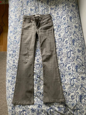 Grå bootcut jeans - Säljer ett par gråa bootcut jeans med låg midja.  Perfekta för dig som vill ha något bekvämt och snyggt.  Aldrig använda 💕