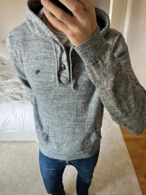 Grå stickad hoodie med knappar från Abercrombie&Fitch  - Säljer en snygg, unik och skönt stickad hoodie från Abercrombie & Fitch. Hoodien är sällsynt och svår att få tag i! Storleken är L ! 😁✌🏼        ——————————————————————————                                                    📐| Storlek: Large                                                             👖| Märke: Abercrombie & Fitch                                      🔎| Skick: Fint skick!                                                     ✍🏻| Skriv om du har några frågor