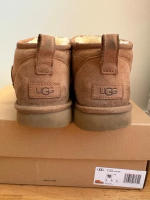UGGS - Hade använd av dem förra vintras, hade endast på mig dom fåtal ggr, de håller verkligen värme om man är som mig som lätt får kalla fötter…Med rätt rengöring och redskap så kommer dom se alldeles nya ut! (Har ba ej haft tid & möjlighet att finslipa dem). Köpta från Zalando, box ingår🥰
